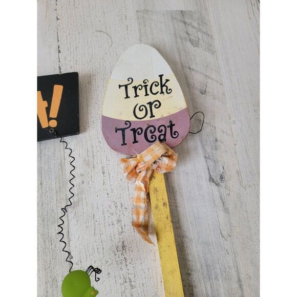 Trick treat Halloween lawn Decor sign witch candy corn set - Picture 3 of 10